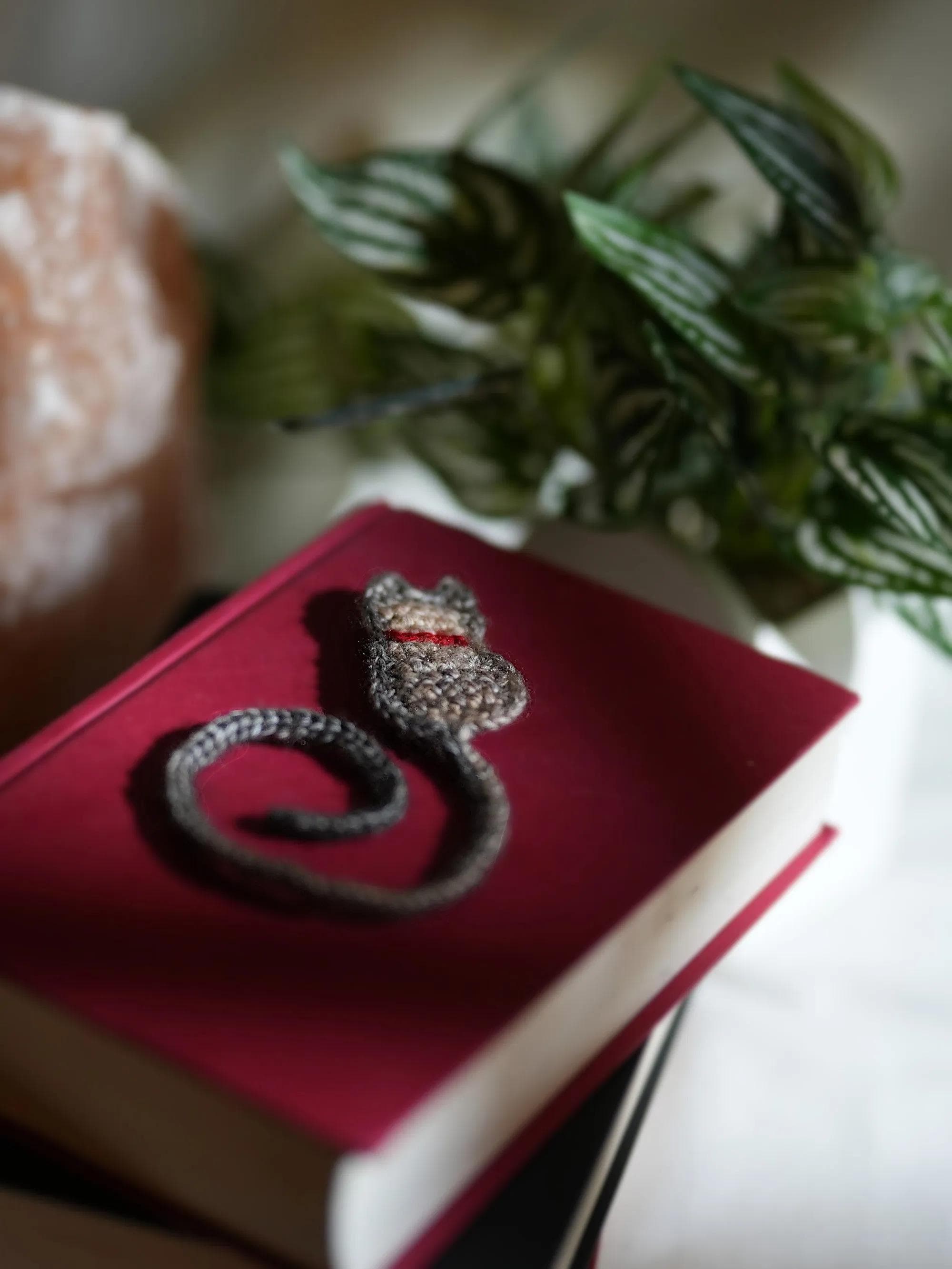 Charming Handmade Crochet Cat Bookmark for Book Lovers